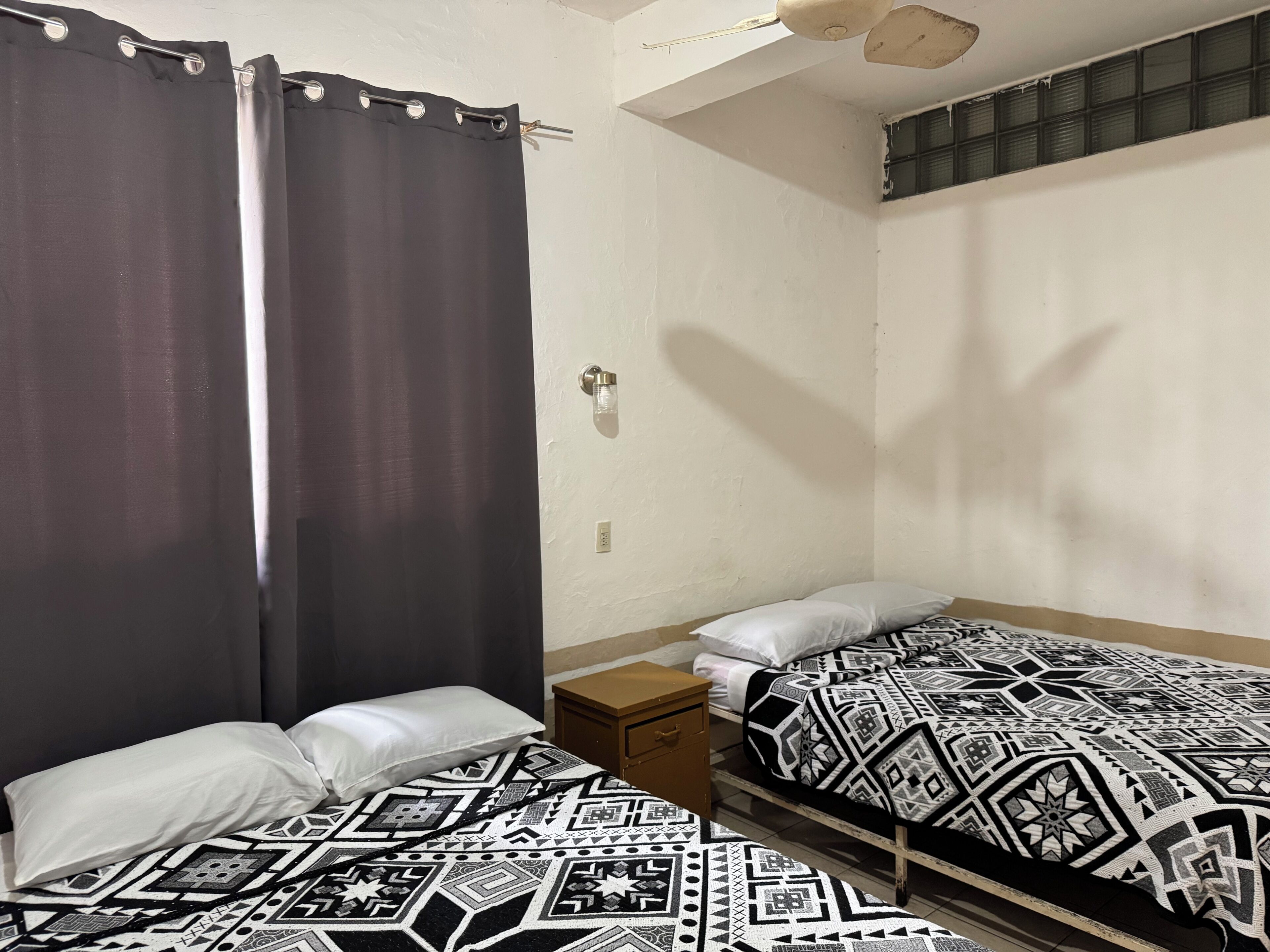 Habitación estándar, 2 camas matrimoniales | Tabla de planchar con plancha, wifi gratis y ropa de cama 