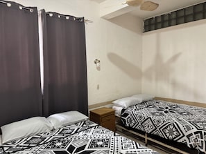 Habitación estándar, 2 camas matrimoniales | Tabla de planchar con plancha, wifi gratis y ropa de cama