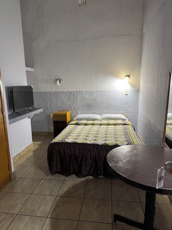 Habitación estándar, 1 cama matrimonial | Tabla de planchar con plancha, wifi gratis y ropa de cama