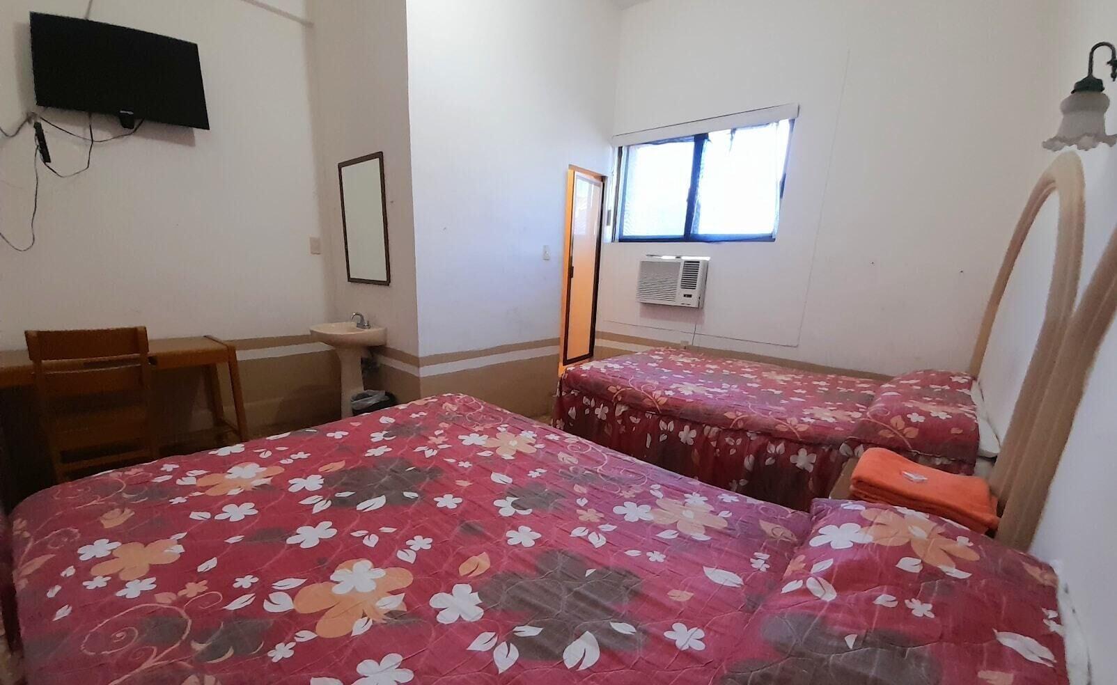 Rom – standard, 2 dobbeltsenger | Strykejern/-brett, wi-fi (inkludert) og sengetøy