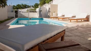 Hồ bơi ngoài trời