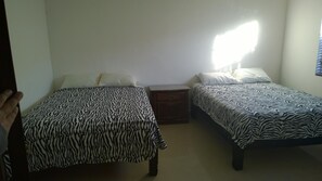 Desk, free WiFi, bed sheets - Hotel Bugambilias (Cajeme)