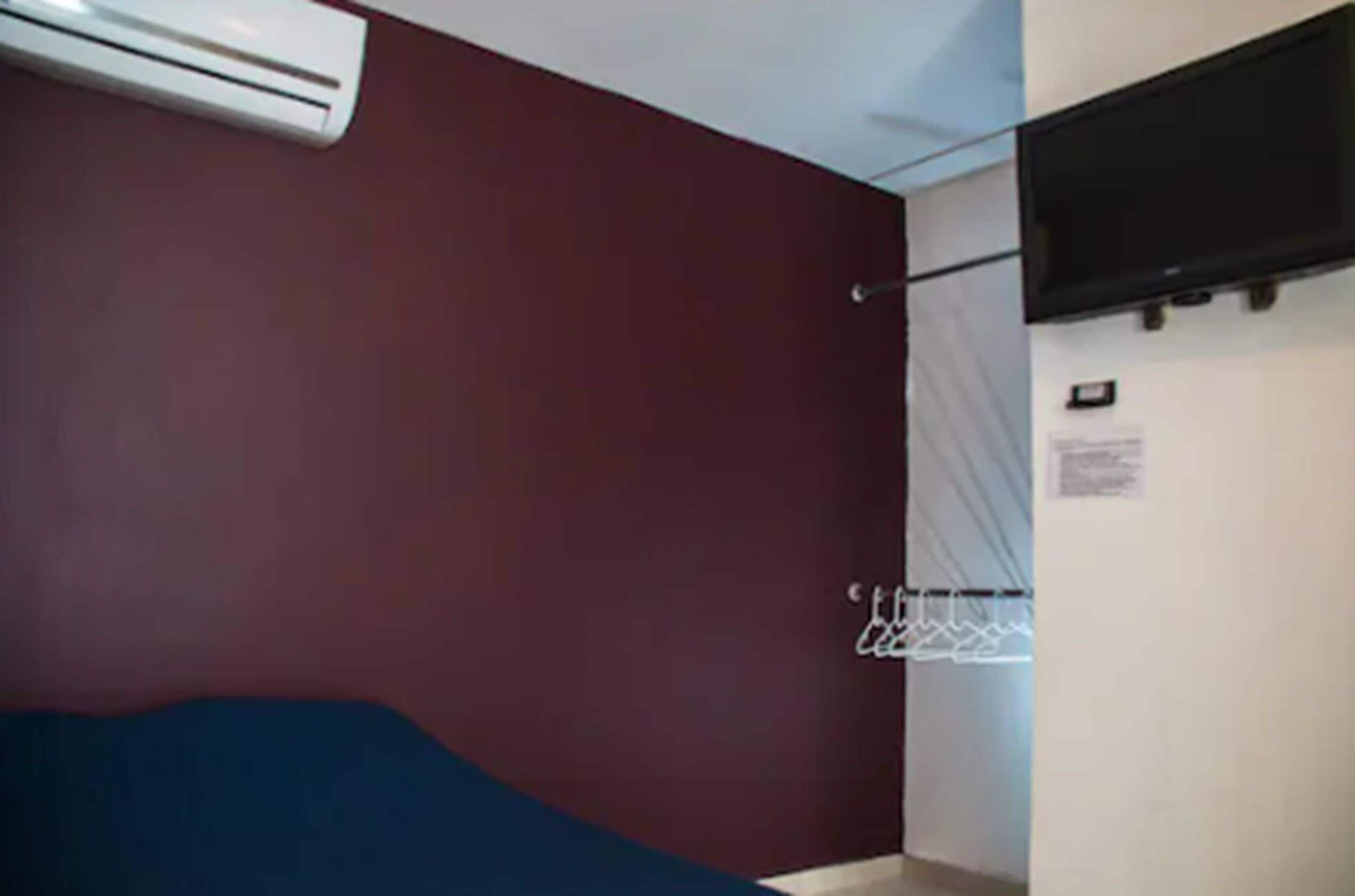 办公桌、免费 WiFi、床单