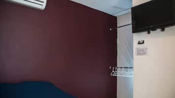 Een bureau, gratis wifi, beddengoed