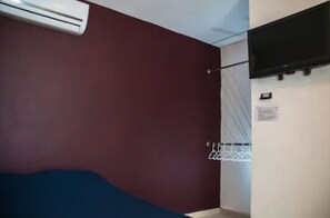 Meja kerja, Wi-Fi gratis, dan seprai linen