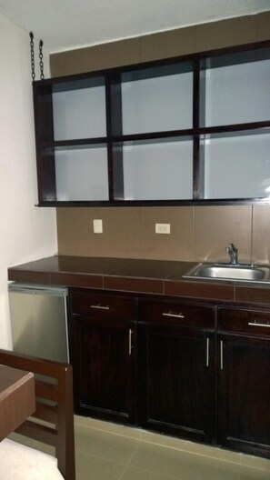 Lemari es, microwave, dan ketel listrik