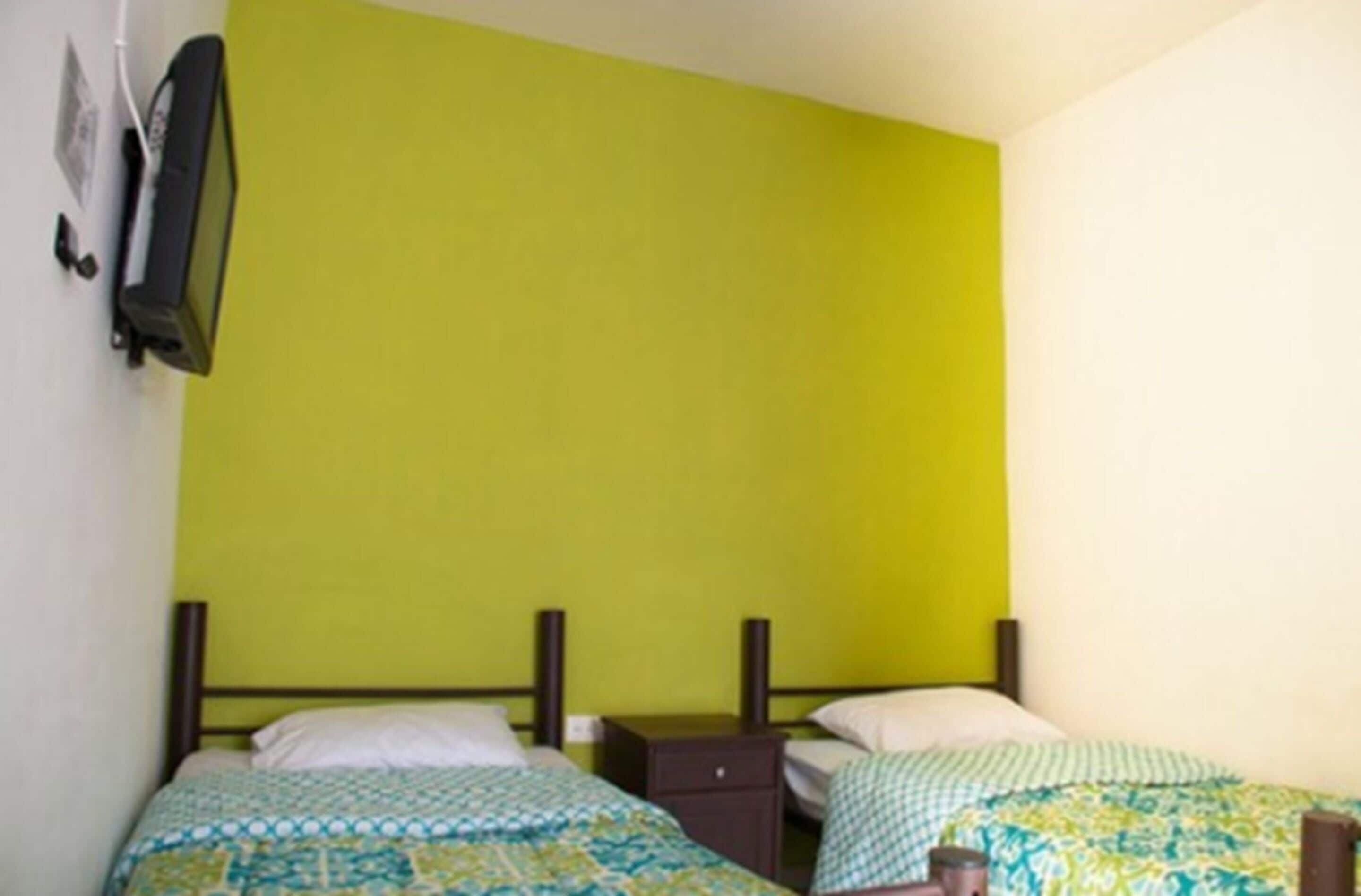 Habitación doble, 2 camas matrimoniales | Escritorio, wifi gratis y ropa de cama 