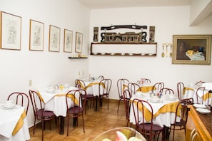 Esmorzar diari d'estil bufet gratuït