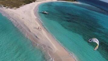 Playa en los alrededores y playa de arena blanca