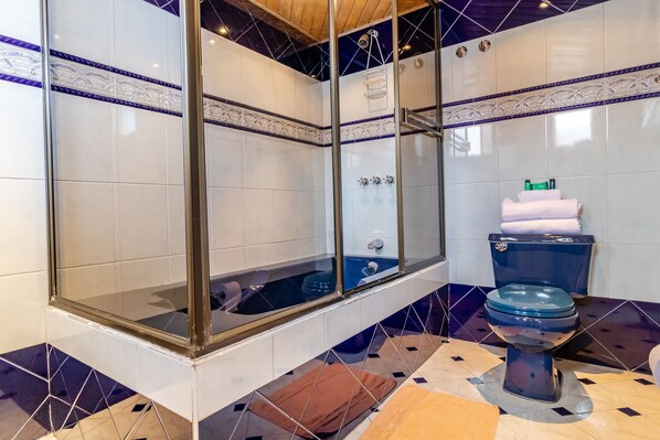Habitación triple | Baño | Regadera, secadora de cabello, toallas 