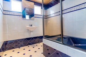 Dreibettzimmer | Badezimmer | Dusche, Haartrockner, Handtücher
