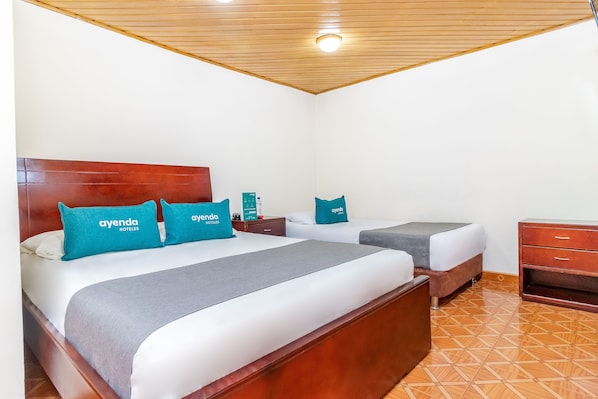 Triple Room | Hypo-allergenic bedding, desk, free WiFi, bed sheets - Ayenda Nabusimake (Bogotá)