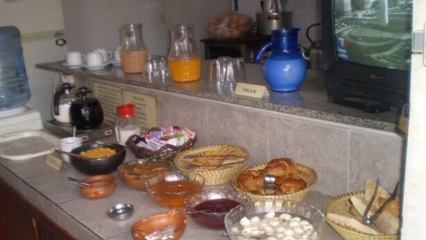 Un buffet de petit-déjeuner proposant une variété d’aliments et d’accompagnements.