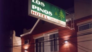 Un hôtel appelé « Los Pinos Hotel », avec une enseigne.