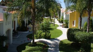 Property grounds - Hotel Canarios (Cuernavaca)