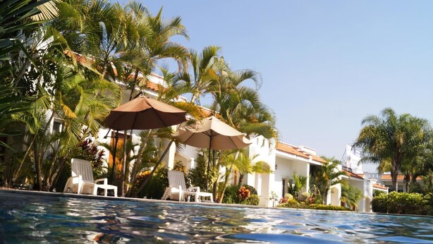 2 outdoor pools, open 9:00 AM to 9:00 PM, pool umbrellas, sun loungers - Hotel Canarios (Cuernavaca)