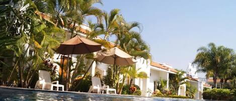 2 個室外泳池;09:00 至 21:00 開放;泳池傘、躺椅