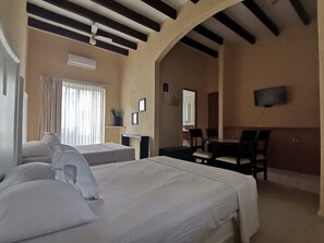 Master Suite Deluxe, Pool view | 高級寢具、特厚豪華床墊、獨特設計、獨特裝修