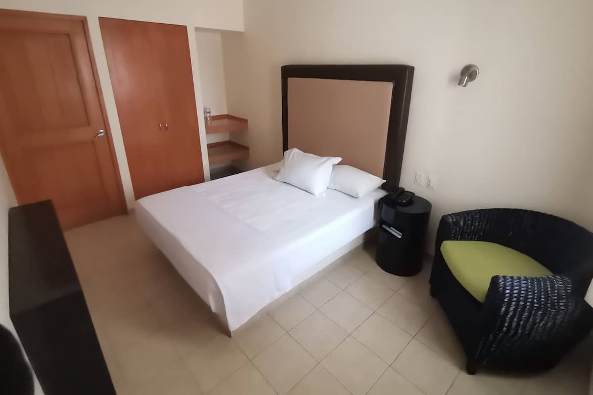 Luxury Junior Suite | Premium bedding, pillowtop beds, desk, laptop workspace