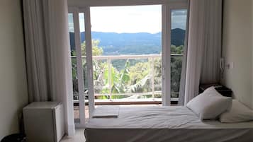 Quarto duplo básico | Frigobar, cortinas blackout, ferros/tábuas de passar roupa
