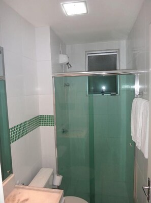 Apartamento | Banheiro | Chuveiro, secador de cabelo, toalhas de banho 