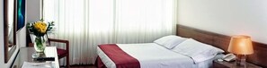 Habitación individual | Caja fuerte, tabla de planchar con plancha, wifi gratis y ropa de cama