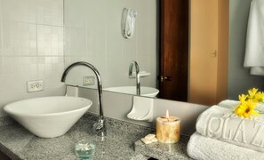 Habitación individual | Baño | Ducha, artículos de higiene personal gratuitos y secador de pelo