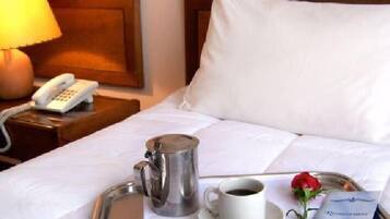 Caja de seguridad en la habitación y tabla de planchar con plancha