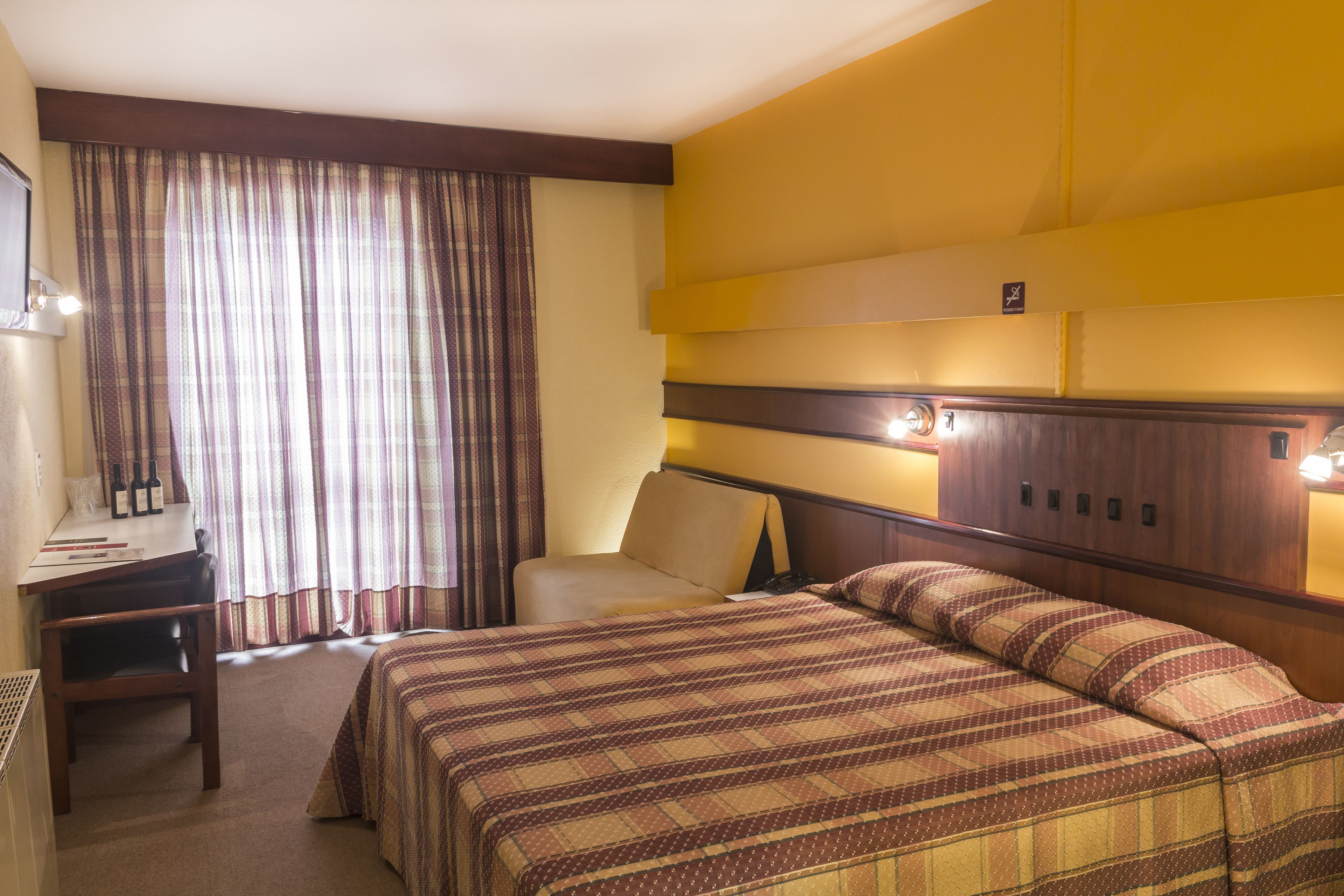 Minibar, caja de seguridad en la habitación y escritorio 