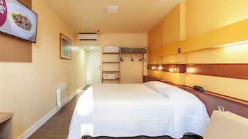 Habitación Deluxe doble | Minibar, caja fuerte, escritorio y cortinas opacas