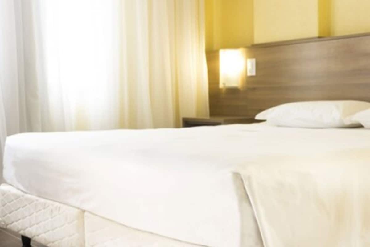 Minibar, caja de seguridad en la habitación y escritorio