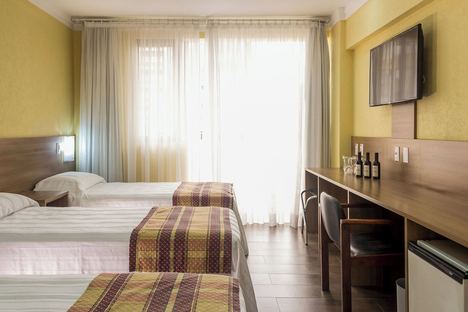 Quarto triplo superior | Frigobar, cofres nos quartos, escrivaninha, cortinas blackout