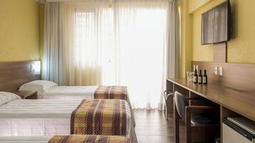 Quarto triplo superior | Frigobar, cofres nos quartos, escrivaninha, cortinas blackout