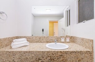 Ducha, cabezal de ducha tipo lluvia, artículos de tocador gratuitos
