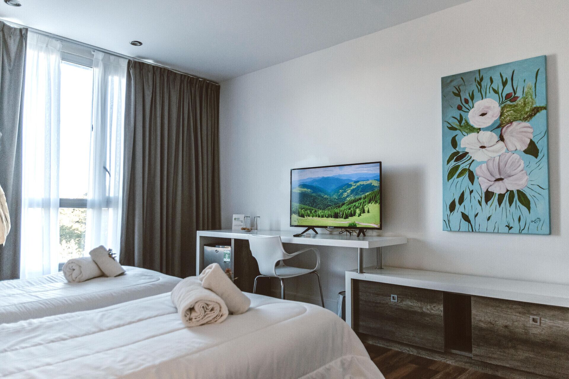 Caja de seguridad en la habitación y tabla de planchar con plancha 