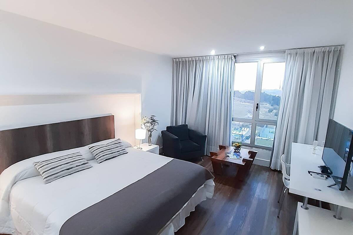 Caixa forta a l'habitació, planxa i posts de planxar i wifi gratuïta