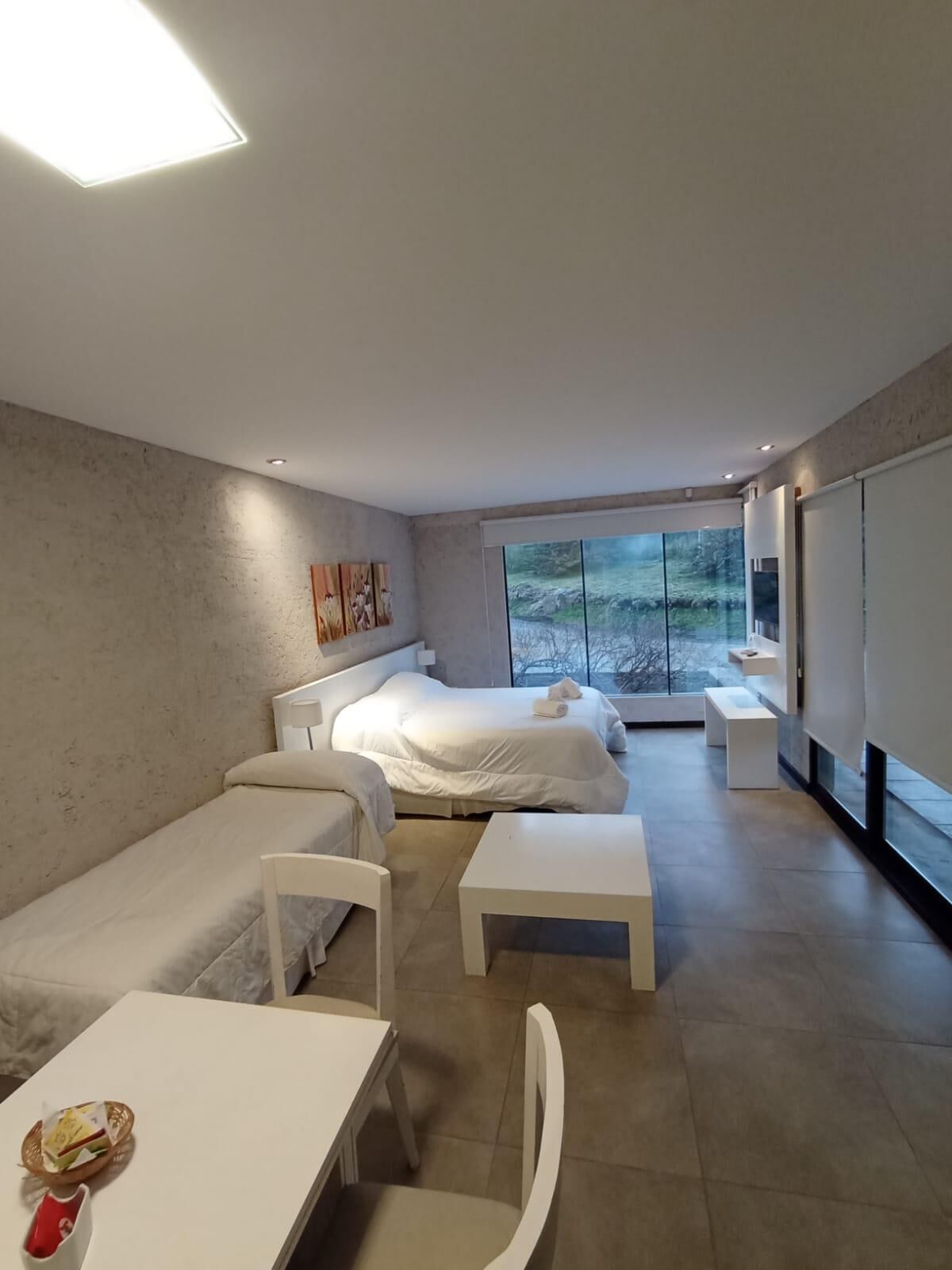 Caixa forta a l'habitació, planxa i posts de planxar i wifi gratuïta 