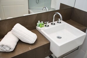 Bathroom | Slippers - Apart & Hotel Posta Natural (Tandil)