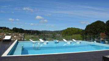 2 kolam renang tertutup, kolam renang terbuka bermusim