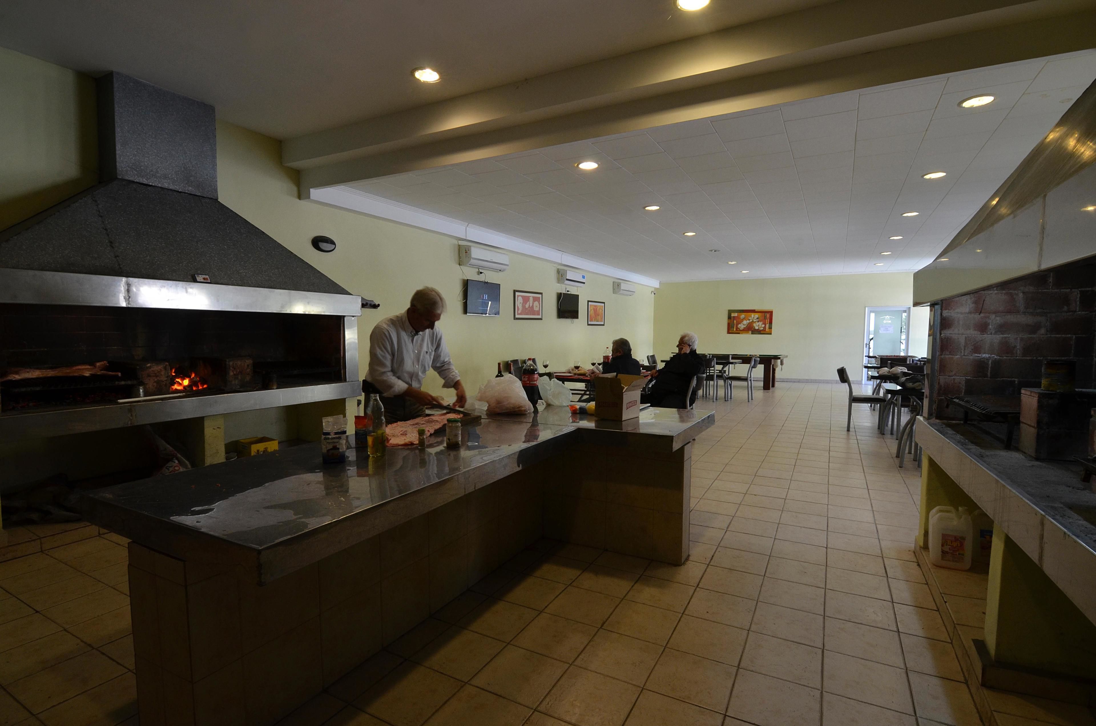 Un área de cocina con una estufa grande, una encimera y una zona de estar al fondo.