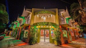 A hotel entrance with a sign reading "Alte Verde" and a star rating of three stars. - Alto Verde Suites and Apart (Termas de Rio Hondo)