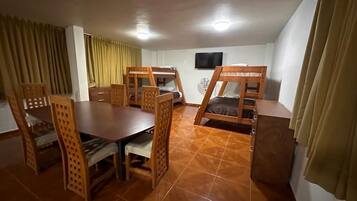 Habitación superior | Ropa de cama de alta calidad y caja de seguridad en la habitación