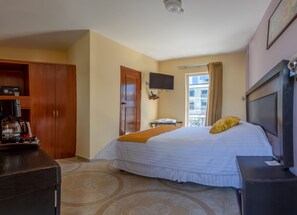 Habitación estándar | Ropa de cama de alta calidad y caja de seguridad en la habitación