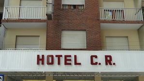A hotel with a sign reading "HOTEL C.R." and multiple balconies. - Hotel Playa Suites CR (Mar Del Plata)