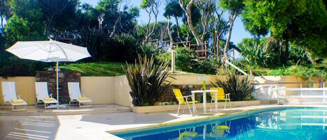 Una piscina al aire libre de temporada