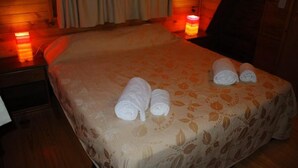 A hotel room with a bed, a nightstand, and a lamp. - Monoambiente del Trebol (San Carlos de Bariloche)