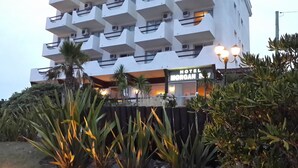 A modern hotel with a white facade, balconies, and a sign reading "HOTEL MORGAN S." - Hotel Morgan Bay (Piriapolis)