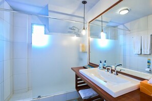 Zimmer, 1 King-Bett, Balkon, Buchtblick (Casa Congo) | Badezimmer