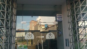 L’entrée d’un bâtiment, sur laquelle on peut lire l’inscription « GOLD TARAPOTO », et un panneau Visa indiquant que les paiements par carte sont acceptés.