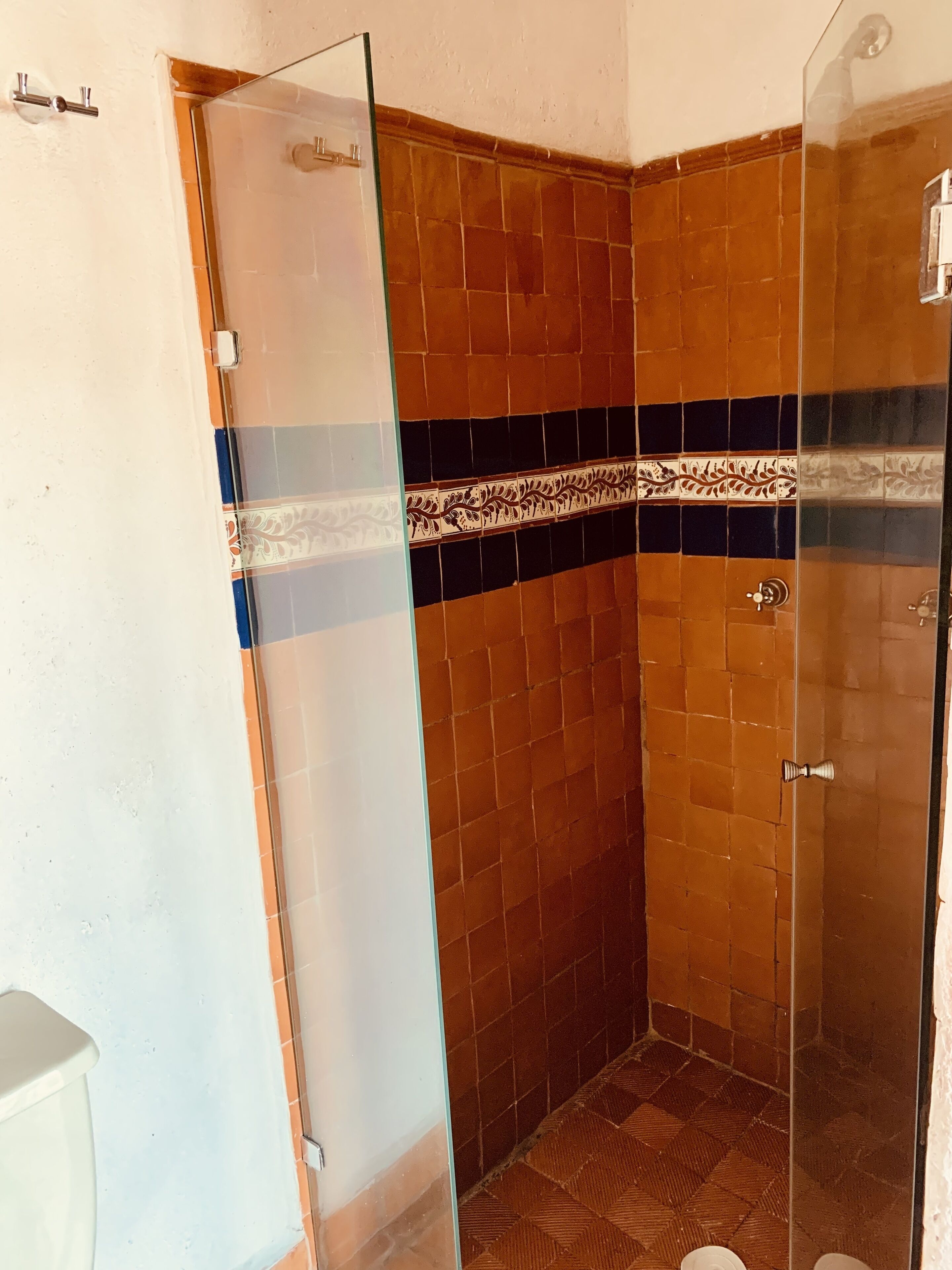 standard room, 1 queen bed, balcony | bathroom | shower, free toiletries, towels